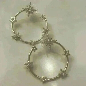 Stella & Dot bypass Star Huggie earrings.🌟 Gold and beautiful details.